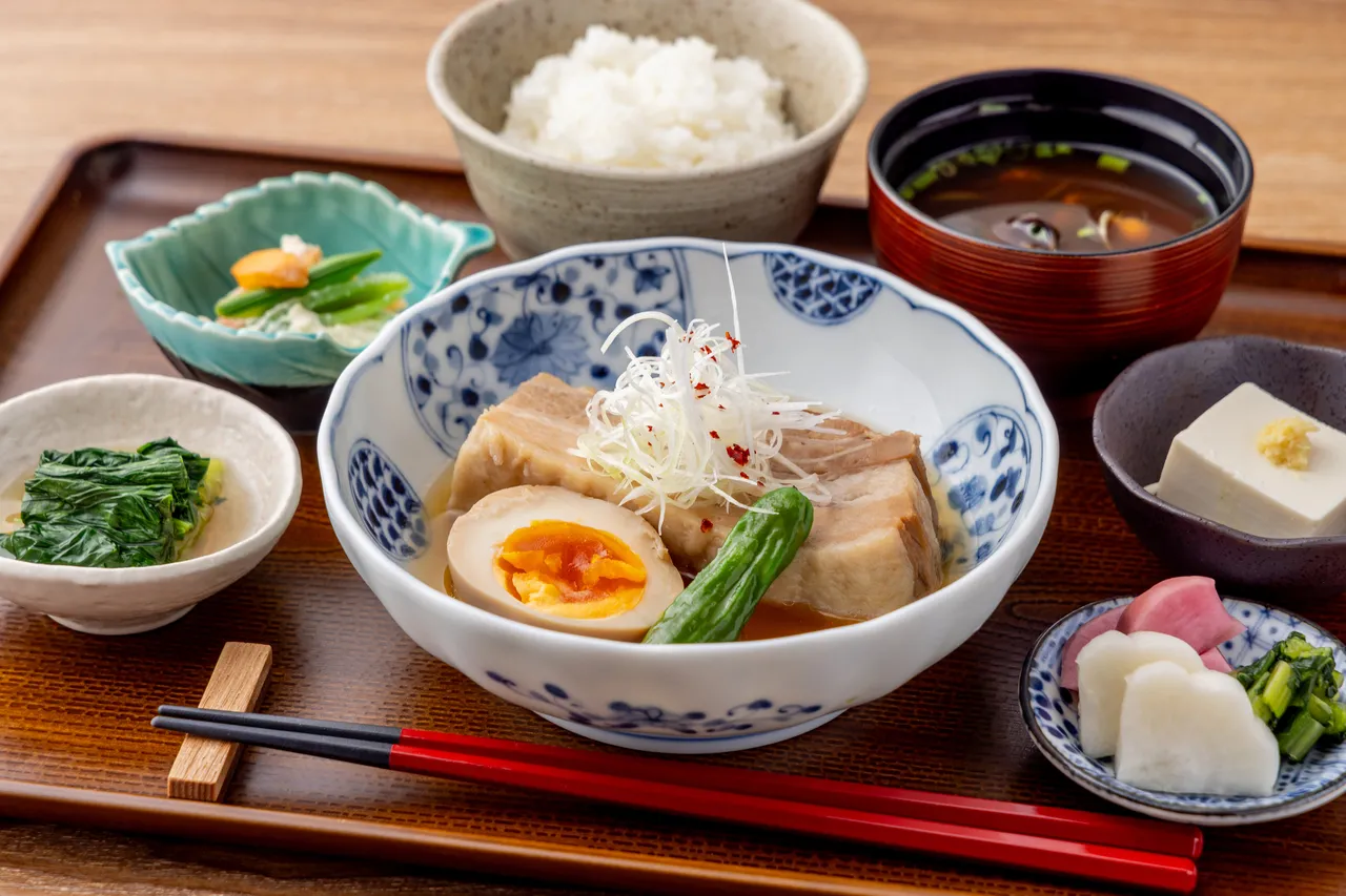 10種の中から選べるメイン料理のプチ贅沢ランチセット